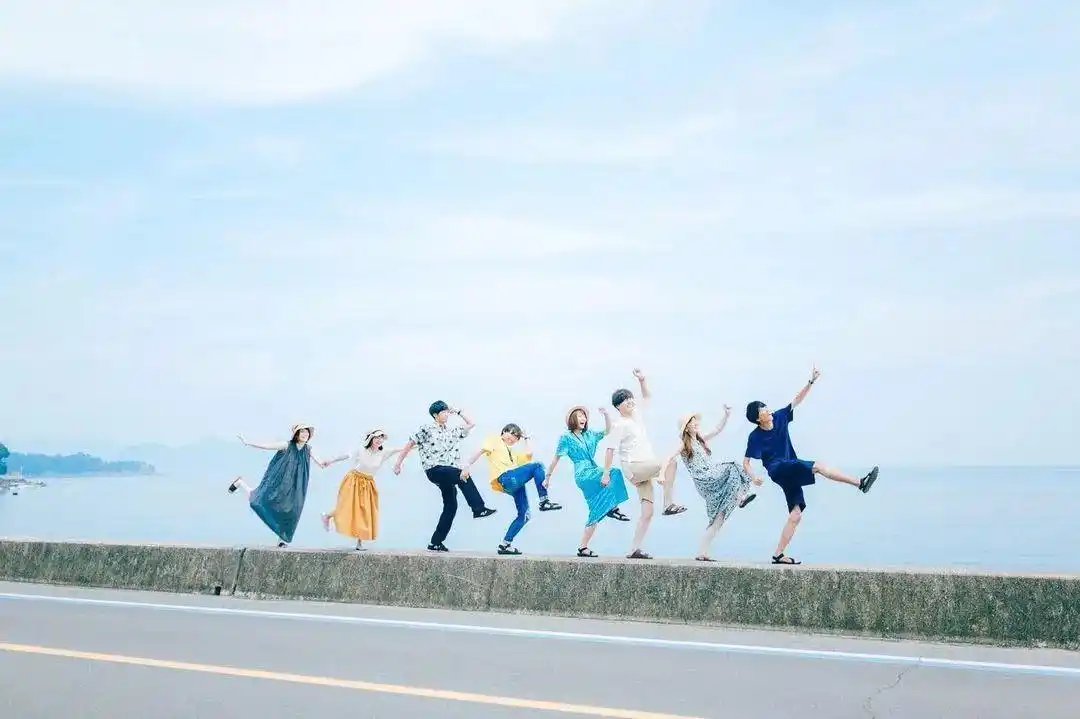 不再尴尬朋友合照这样拍真好看