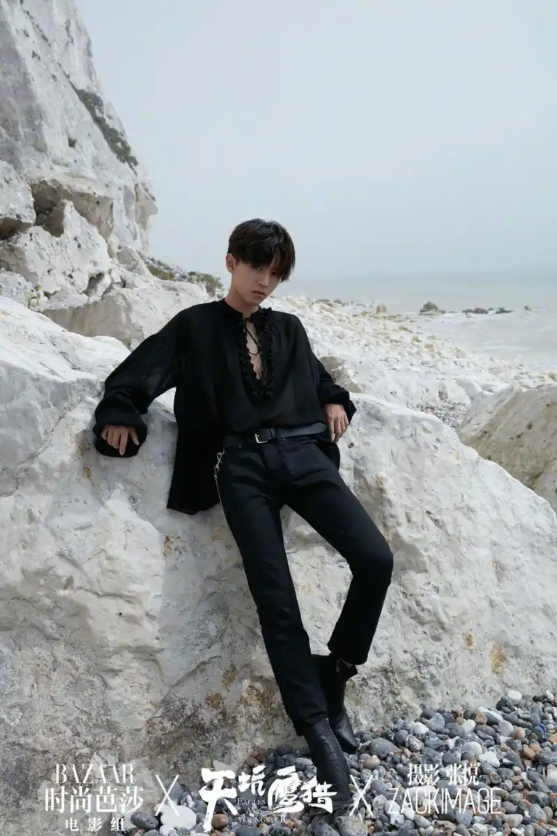 时尚芭莎写真王俊凯从当初小小少年到如今风度翩翩的帅气少年