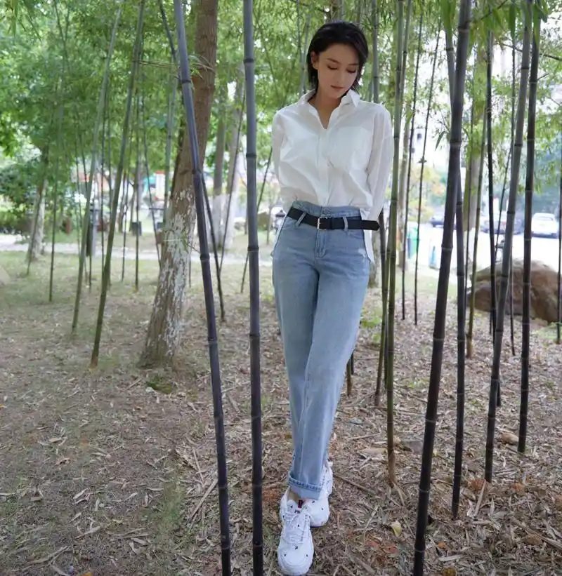 大家都在疯传一张照片,里面的张馨予穿着白衬衫,搭配淡蓝色牛仔裤和