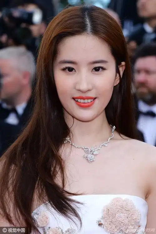 刘亦菲戛纳红毯图片白色刺绣裙温婉可人