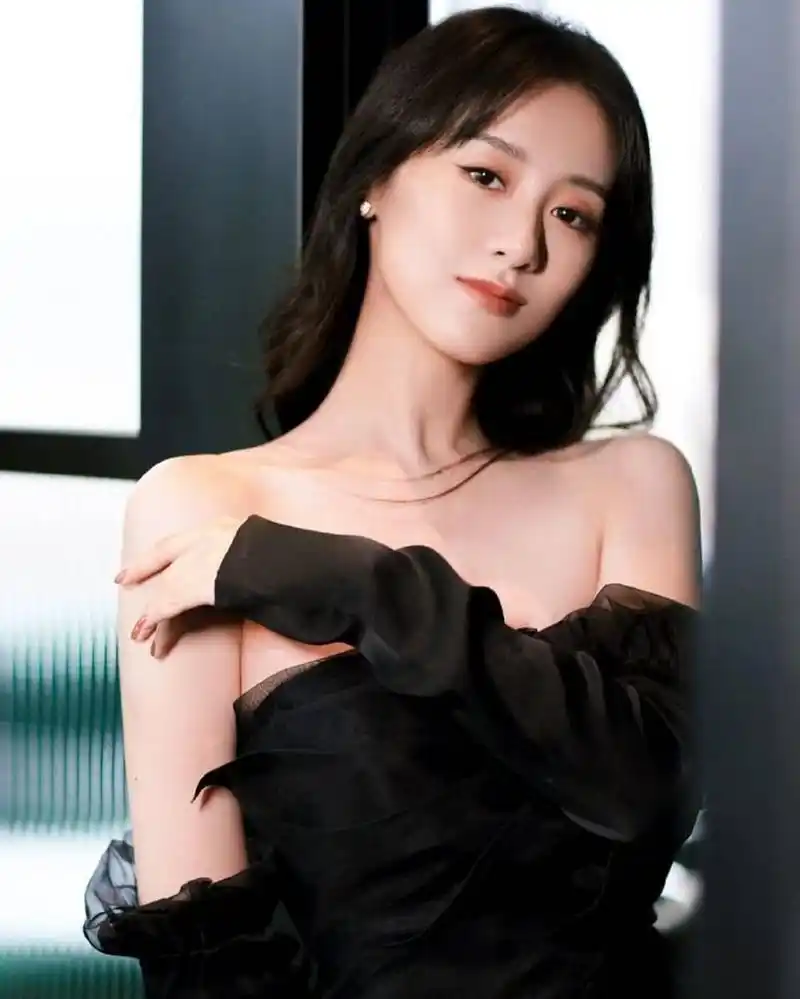 袁冰妍身穿黑色抹胸裸背礼服,性感优雅!