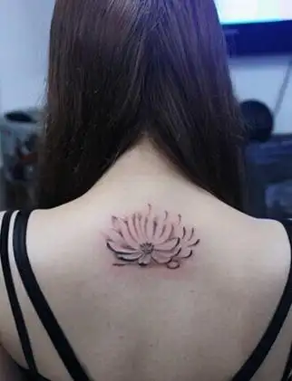 女子背部莲花图腾纹身图案大全分享!