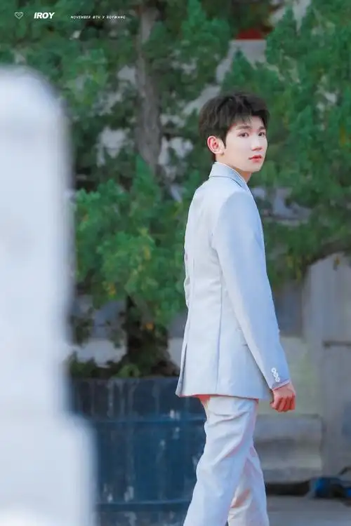 剪小寸头后的生长发育过程中97#王源的旅行明信片##王源看我们如何