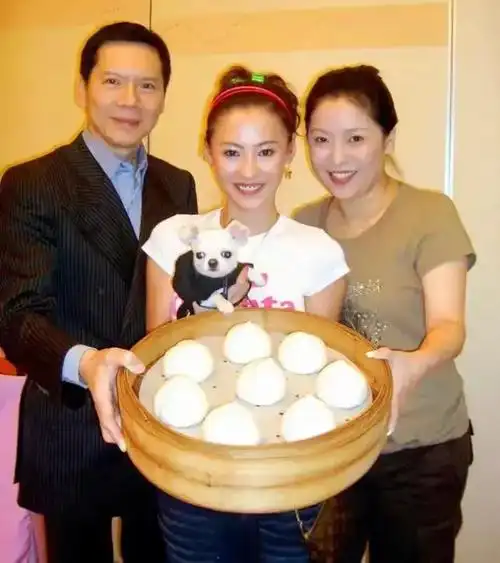 为何张柏芝是"丑闻"体质?从小就缺爱的人,长大后怎懂得爱别人