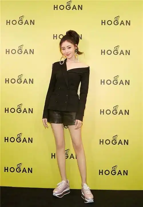 张天爱"好心机",下衣失踪还故意掀起衣角,露出10cm短裤显腿长_身材