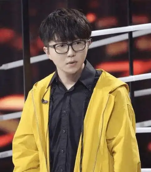 有种"换脸"叫毛不易摘眼镜,取下眼镜那一刻,网友:是心动啊!