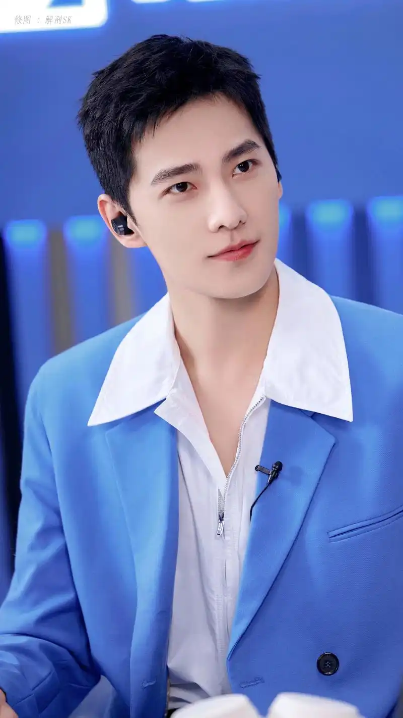 杨洋一身蓝色西装温柔帅气