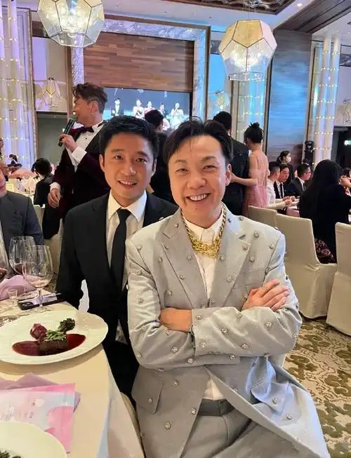 其实这几天还有朱玲玲参加了他们的慧妍慈善晚宴,二儿子霍启山也出镜