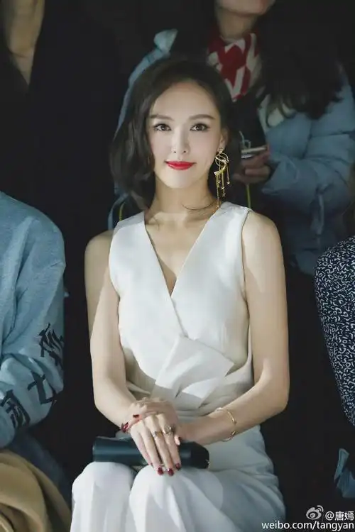 如果中长发造型我想要图4-6的自信舒展#独身女人##唐嫣#,拜托了老师