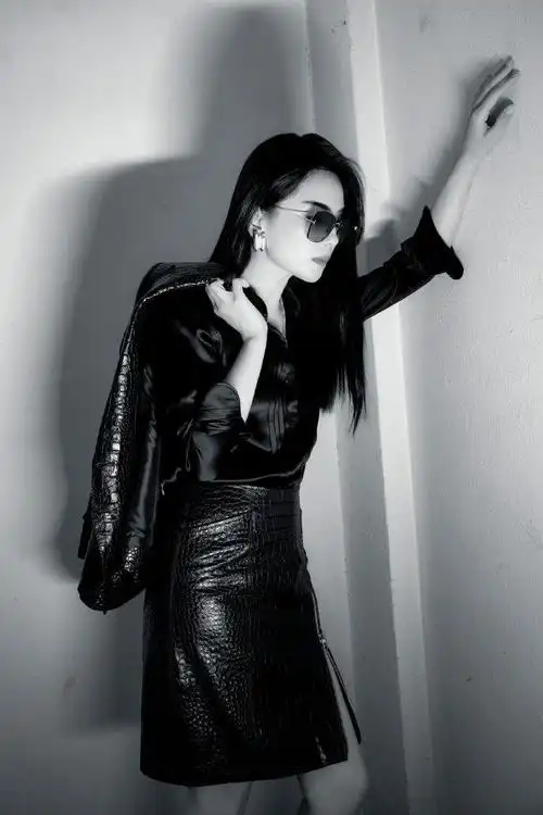 刘涛米兰时装周看秀造型黑色西装搭配玫瑰开衩包臀裙黑长直