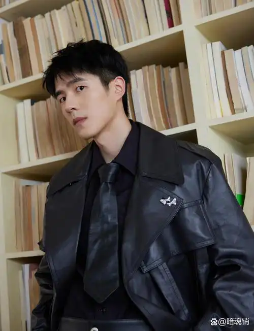 刘昊然一身bottega veneta 24早秋系列黑色皮衣造型搭配黑色衬衫,真的
