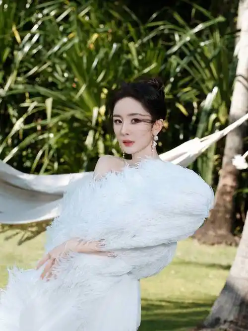 杨幂亮相"尖叫之夜"活动,白色羽毛裙尽显优雅气质,颜值惊艳全场_造型
