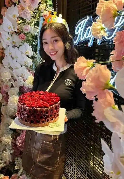 柳岩晒出自己的庆生美照,她手捧蛋糕笑靥如花,看来心情大好!