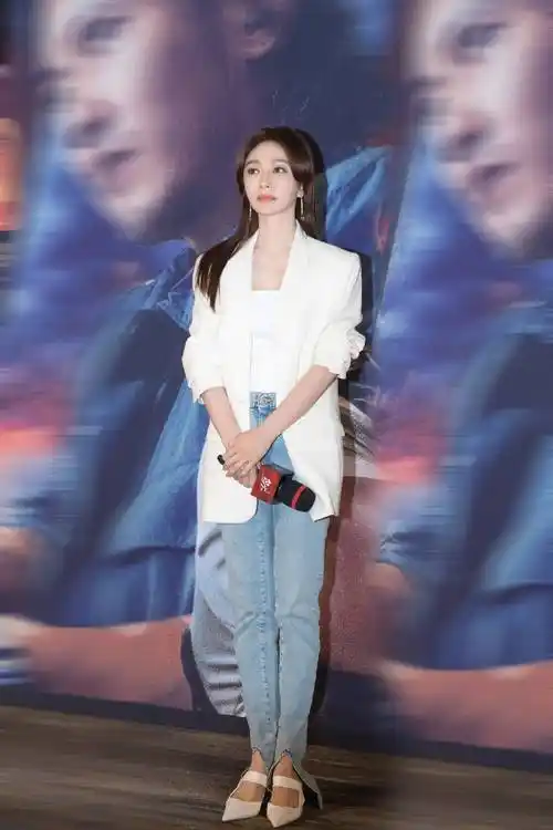 原创秦岚气质真不错白色西装配牛仔裤清爽知性很有型