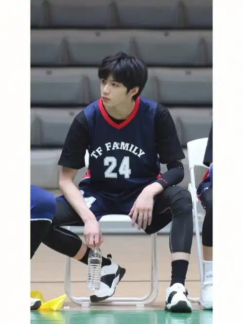 刘耀文复习一下篮球男高