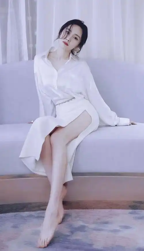 杨幂万能坐姿美图温婉甜美雪肤玉貌美腿玉足一览无余