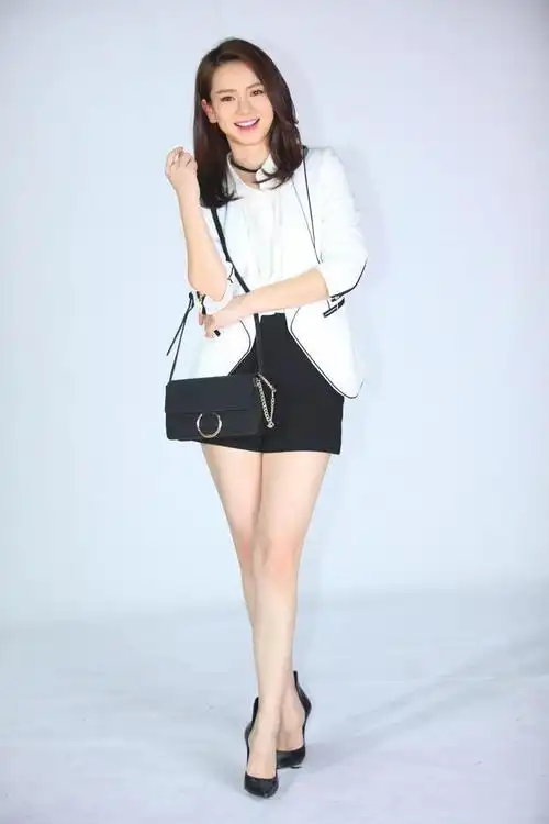 穿高跟鞋的戚薇是那么美