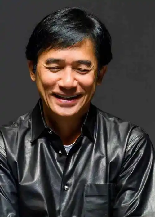 此次梁朝伟出席座谈会,身穿黑色皮衣和简单的牛仔裤,打扮十分低调质朴