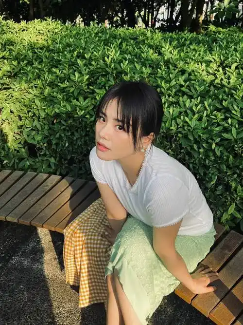 马思纯的多巴胺穿搭好美!