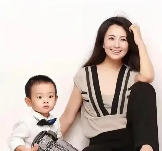 47岁杨童舒晒红裙照,风韵犹存,曾跟于和伟传绯闻_演技_节气_照片