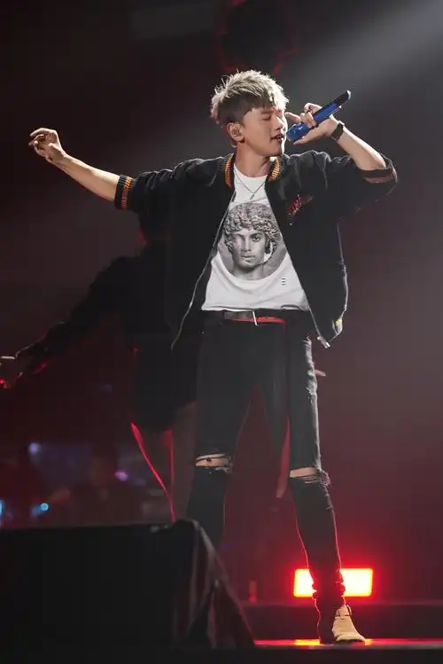 再次祝贺@张杰 荣获年度最佳男歌手,年度最具影响力演唱会,年度金曲