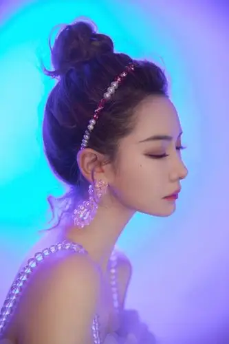 原创戚薇一袭吊带仙女裙仙气十足,珍珠发箍看点多多,温柔浅笑好迷人