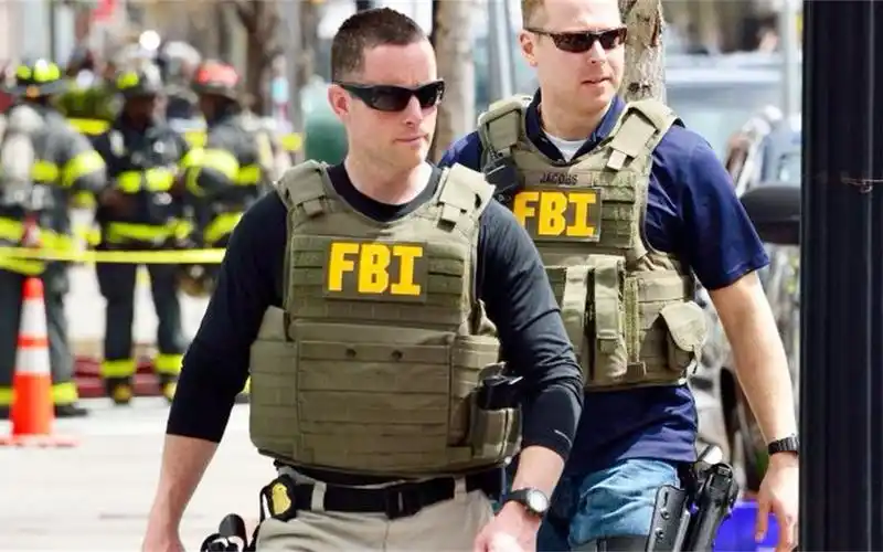 美剧中的fbi都是很牛的,那么现实中fbi和警察到底谁才是老大?