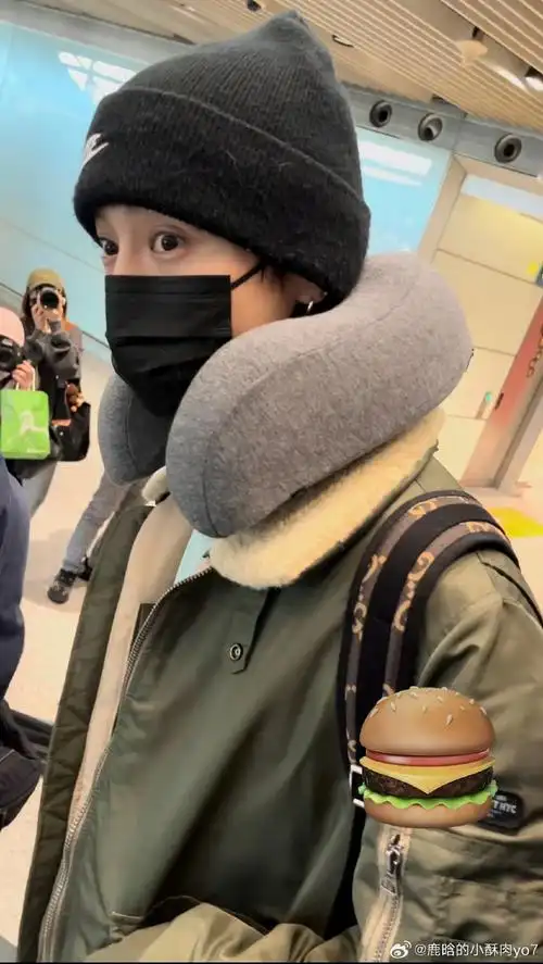 鹿晗#墨镜一戴 谁也不爱90和这次的图 对比强烈,水仙好香