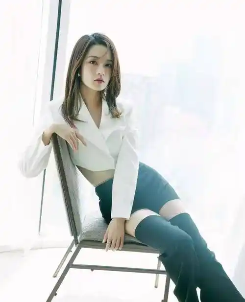 搭配一条灰黑色休闲裤,脚底穿着一双灰黑的高跟鞋,而李沁的发型还是