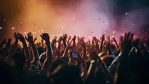 一群人听现场音乐的氛围摄影