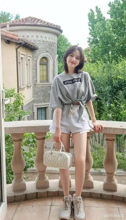 近日,娱乐圈甜妹李兰迪的一组街拍照片让粉丝们大开眼界.