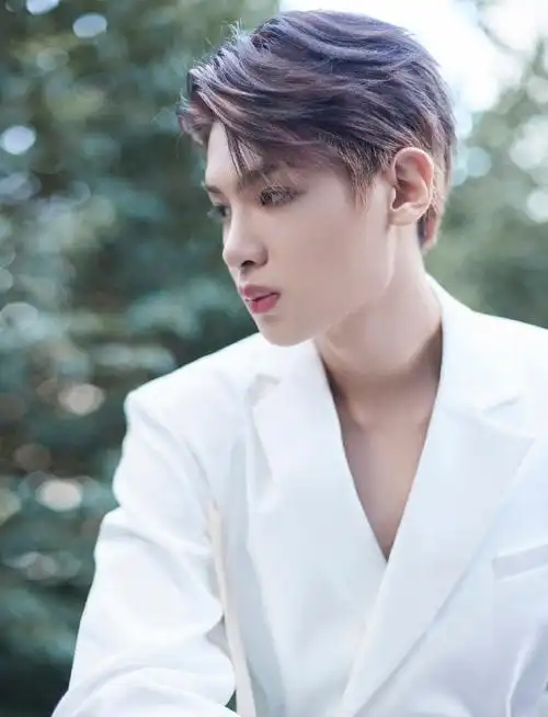 黄明昊真空西装外套##黄明昊纯白抽绳收腰西装造型