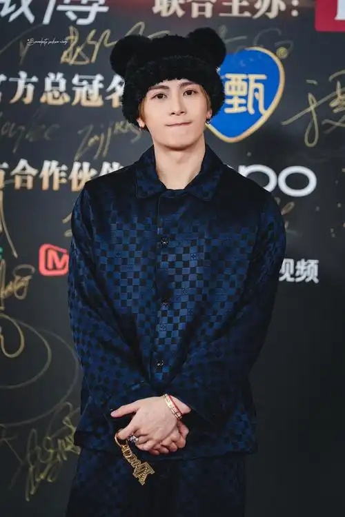 微博之夜红毯##王嘉尔戴米老鼠帽走红毯