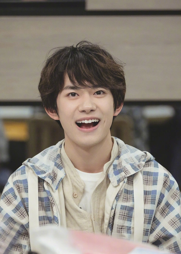 易烊千玺又剪新发型?"伯爵卷"把脸放大2倍,潮男秒变小邋遢_腾讯新闻