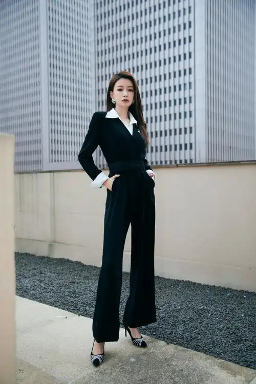 礼赞青春"今日boss一身纯黑简约西装出席荣誉颁发典礼～@孙怡微博