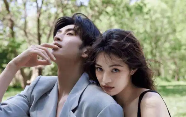 钟楚曦新恋情曝光,与侯雯元牵手逛动物园,男方主动搂腰好甜蜜|李现|女