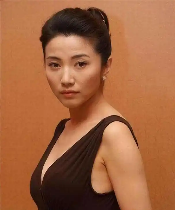 纪实颜丙燕10年拿8个影后,拒绝拍广告"割韭菜",严格恪守本心