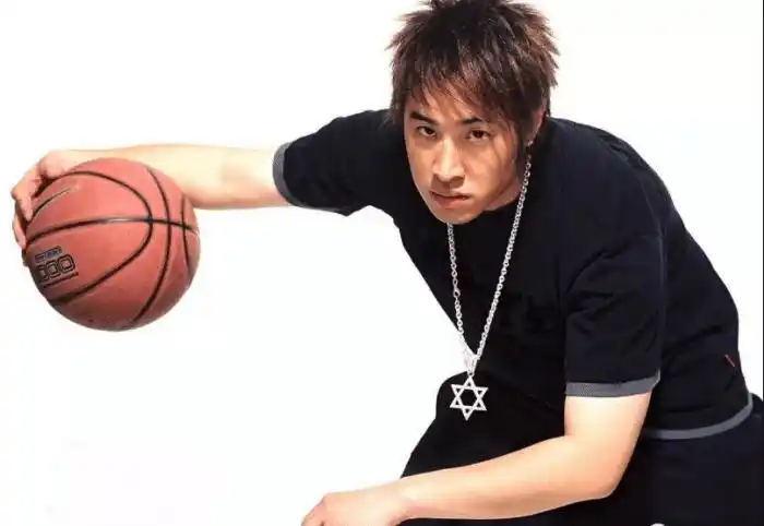 之前网上曾曝出过一段潘玮柏打篮球的视频,大家才知道原来潘玮柏的