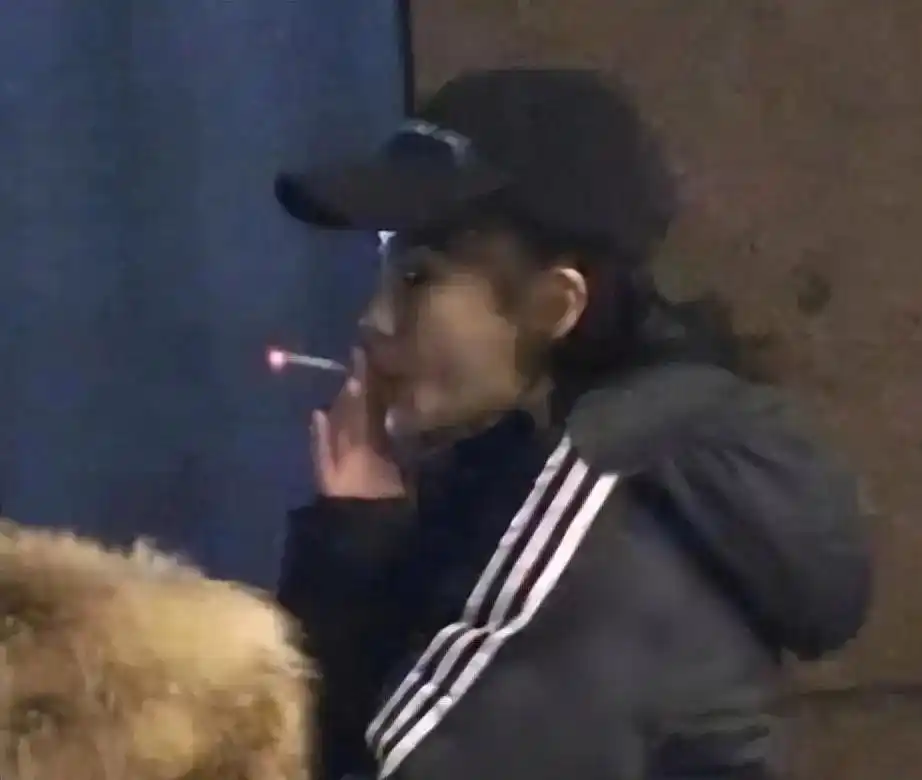杨颖私下抽烟被偷拍,盘腿而坐神情放松,网友劝其提防身边人