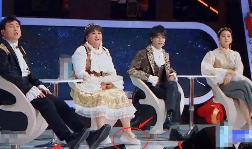 上场,只能在椅子上面等候,而坐在同样的椅子上面,贾玲的脚还不能着地