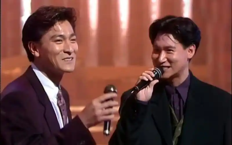 天王刘德华与张学友同台演唱《沉默是金》,唱功略逊歌神