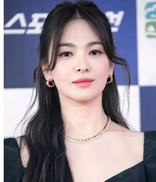 近日,韩国女星宋慧乔在社交媒体上分享了一组自己的生日照片,引发了