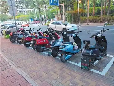 在三亚湾有序停放的电动自行车.        本报记者 黄世烽 摄