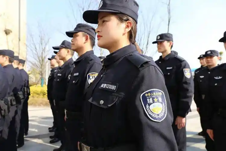 辅警换装服装胸牌胸号臂章都是新式的