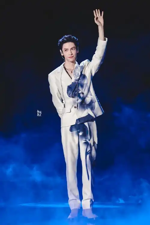 罗云熙超话#双11惊喜夜#-美神-@罗云熙leo-#要不然我们就这样一万年