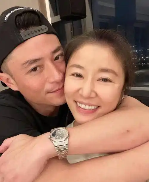 林心如晒工作美照,下班迫不及待赶回家吃饭,4岁女儿已经会做饭_霍建华