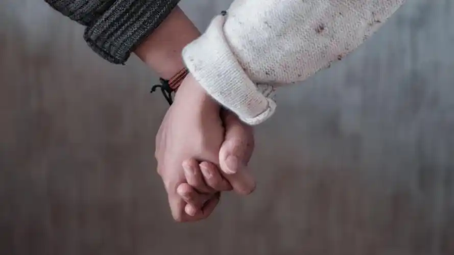 情侣浪漫牵手1024x600分辨率查看