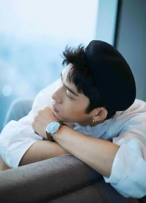 井柏然文艺写真曝光 白衬衫显轻熟男魅力