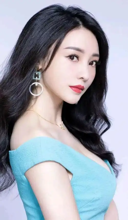 穿衣风格大胆,气质优雅美丽奢华的女神柳岩