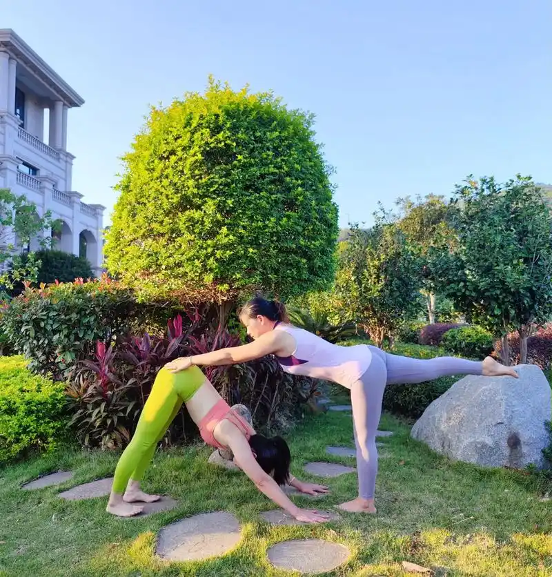户外瑜伽体式拍照